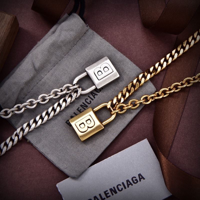 Ba*len*cia*ga necklaces
